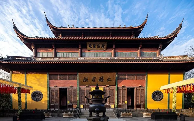 Храм Линъинь (灵隐寺)