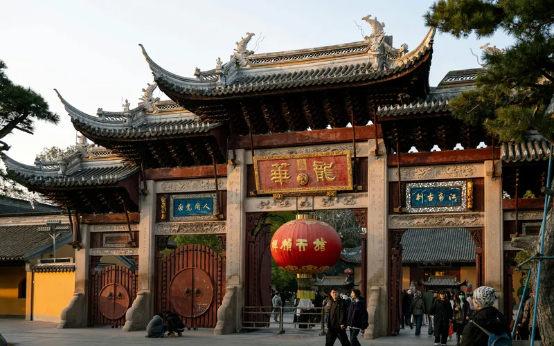Храм Лунхуа