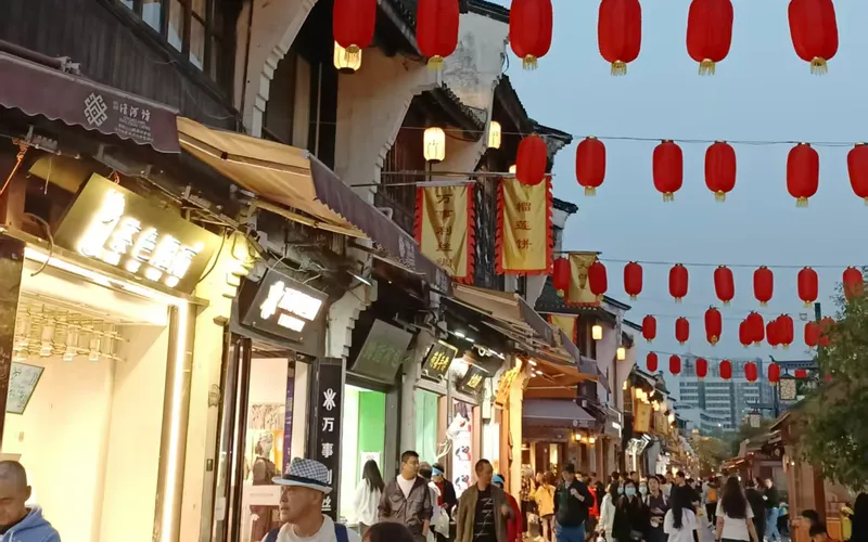 Улица Хэфан — гастрономическая зона (河坊街美食区)